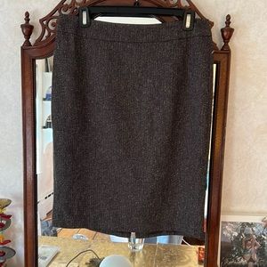 This premise skirt is in pristine condition. Fully lined. Polyester.